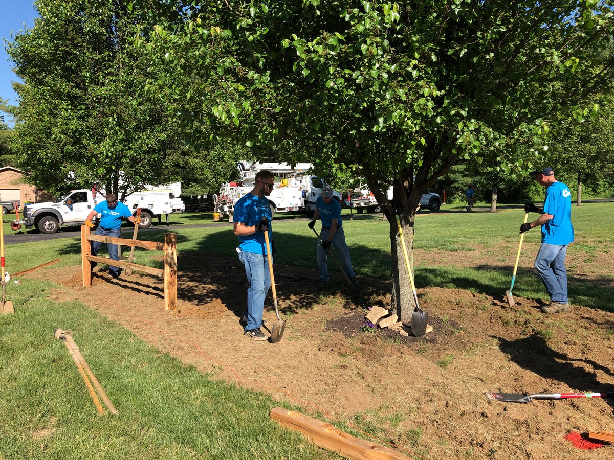 JessSheCanCLE's tweet photo. Beautiful day to have @DukeEnergy volunteers helping out with the beginning stages of the @SycamoreSvcsInc sensory garden for Duke Energy in Action month of service #WeAreDE https://t.co/5aai0NkUoT