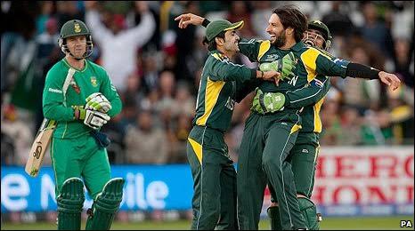 AlwynCoelho's tweet photo. All we need right now is Shahid Afridi to tell AbD how it is done..!
Pls don't go AbD..!
#ABDevilliers #ABRetires #TakeBackRetirement #ABD https://t.co/9yvdjgDwgc