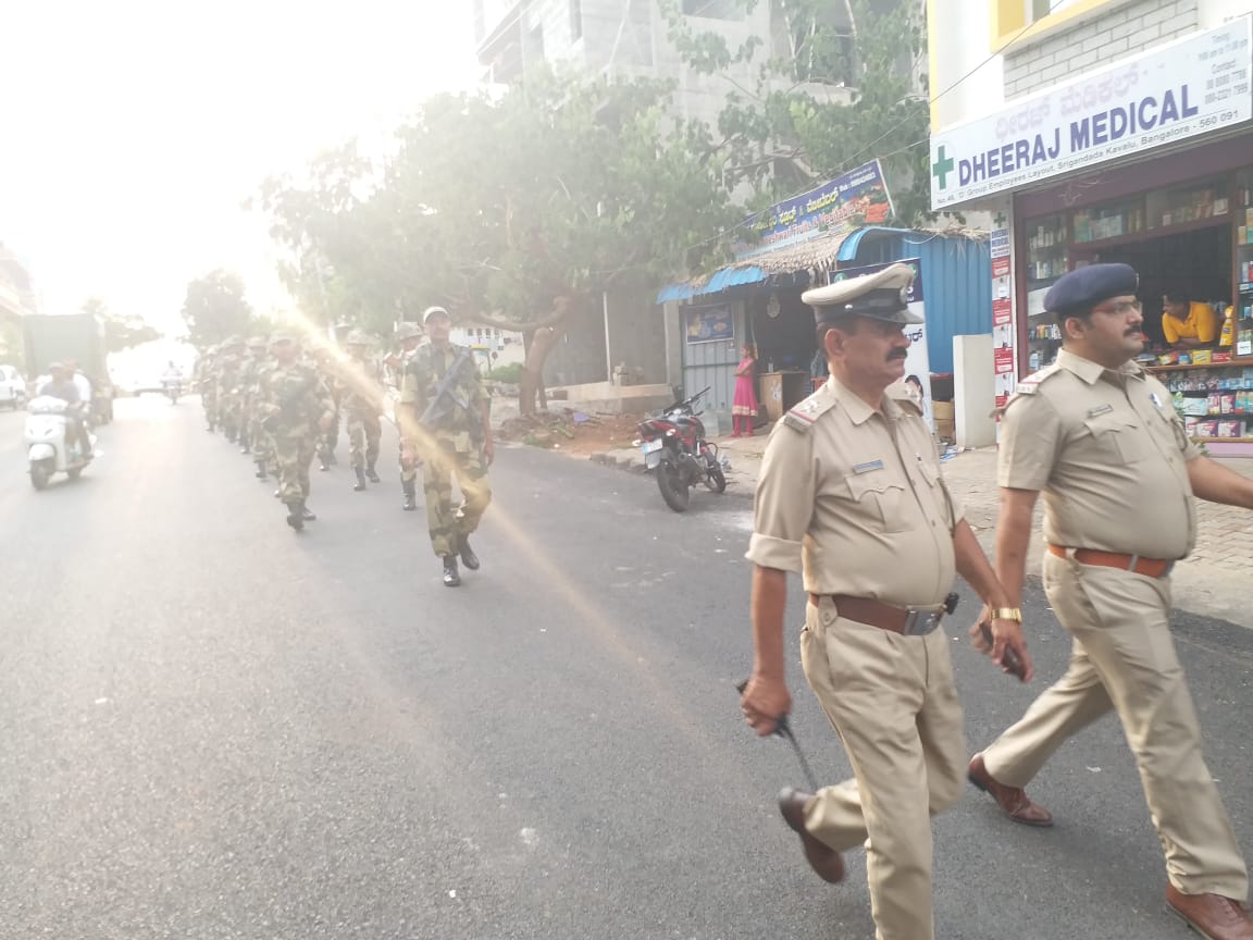DCPWestBCP's tweet photo. ಆರ್.ಆರ್.ನಗರ, ಎ.ಪಿ.ನಗರ ಮತ್ತು ಕಾಮಾಕ್ಷಿಪಾಳ್ಯ  ಪೊಲೀಸರು ಅರೆಸೇನಾ ಪಡೆಗಳೊಂದಿಗೆ #RajarajeshwariNagarElections ಹಿನ್ನಲೆಯಲ್ಲಿ ವ್ಯಾಪ್ತಿ ಪ್ರದೇಶದಲ್ಲಿ ಪಥಸಂಚಲನ ನಡೆಸಿರುತ್ತಾರೆ.
|#ಶಾಂತಿಯುತಚುನಾವಣೆಯಕಡೆ #ನಮ್ಮಪಡೆಗಳನಡೆ |#KarnatakaElections2018 |#PoliceRouteMarch |#AreaDominationContinued...@BlrCityPolice https://t.co/WRPxpe2l3y