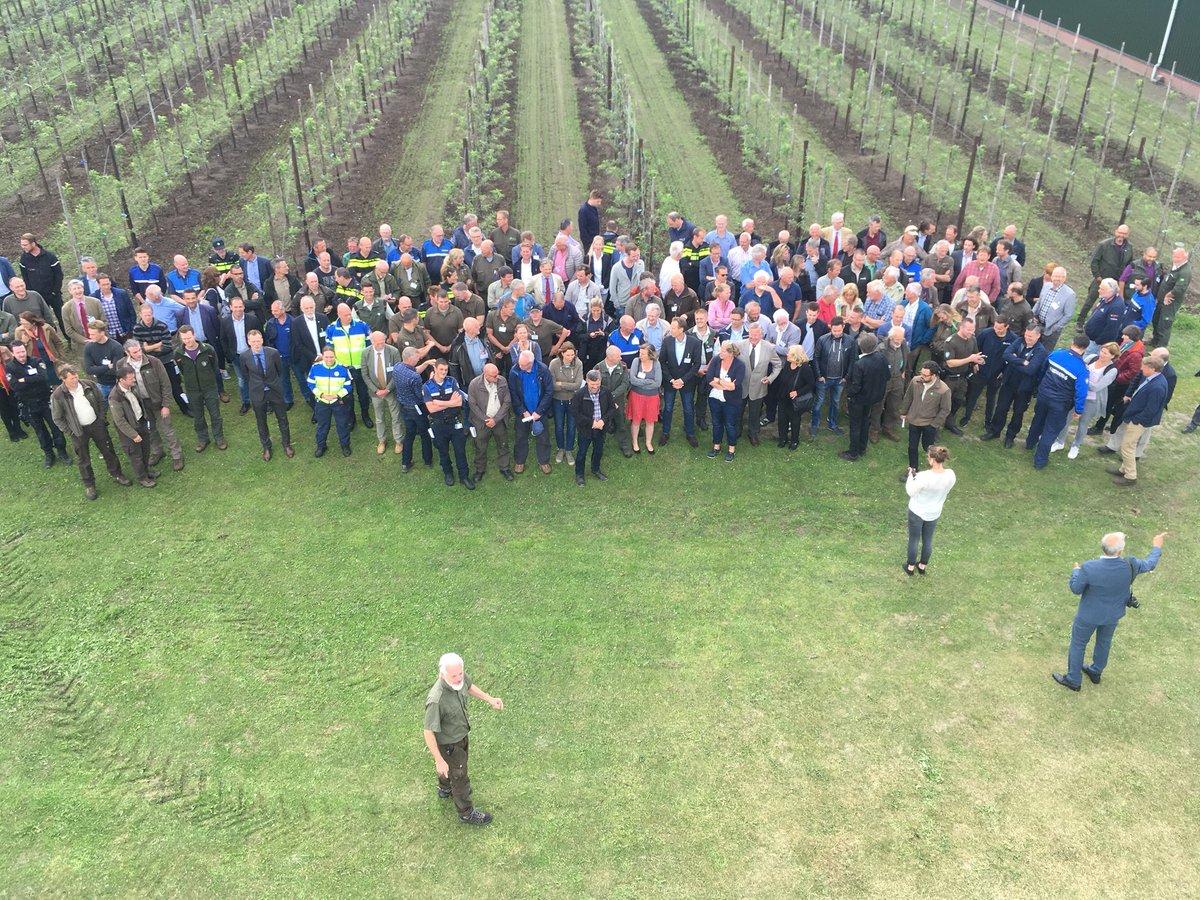 BoswachterEdJ's tweet photo. Groepsfoto maken op symposium #ontmoetingihgroen2018, dit is de sneakprevieuw 😉 https://t.co/WpbSxiLweV