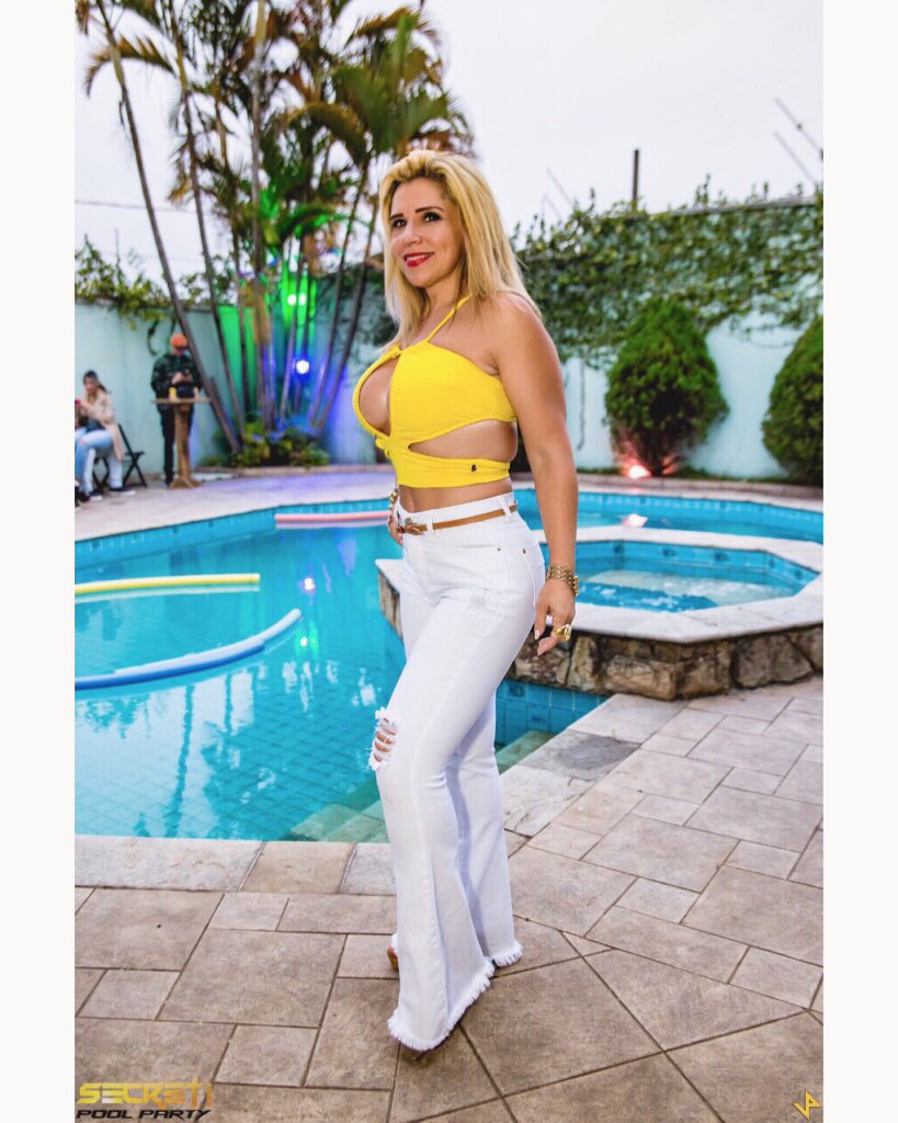 luciana_h_'s tweet photo. #secretpoolparty #mansion #abril #fextinha #senaofornosvaiserquem #hofmann_luciana 😎👙🍹🎧🎶🎵👽💃🕺🏼 | 📸 by @hypecode 🔝 https://t.co/hyGT5uPAKX