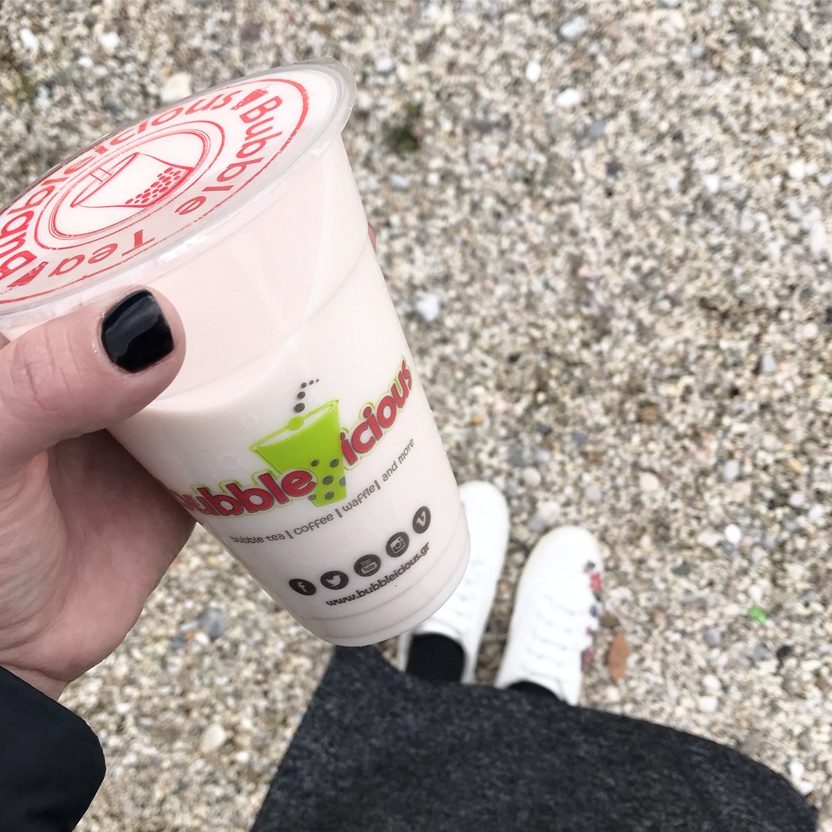 BubbleiciousTea's tweet photo. Be authentic🌟and choose only authentic drinks👌🏻😋🍹 #milkbubbletea #vanilla #milk #tea #bubbletea #funbelievabledrink #bubbleicious https://t.co/L0ygACpBk4