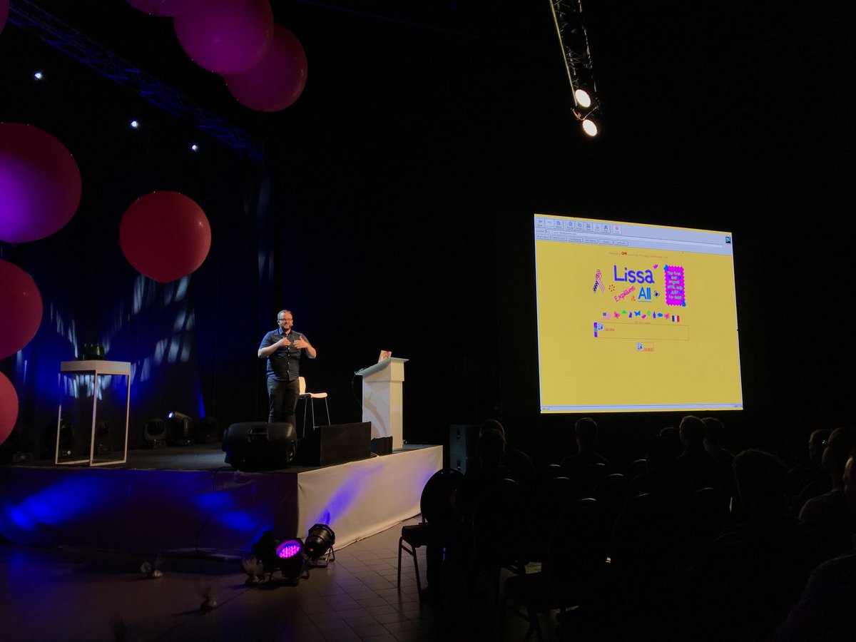 fronttrends's tweet image. Patrick Kettner @patrickkettner  showing his first web inspirations 😂 #fronttrends #ft18 #oldschoolweb #js