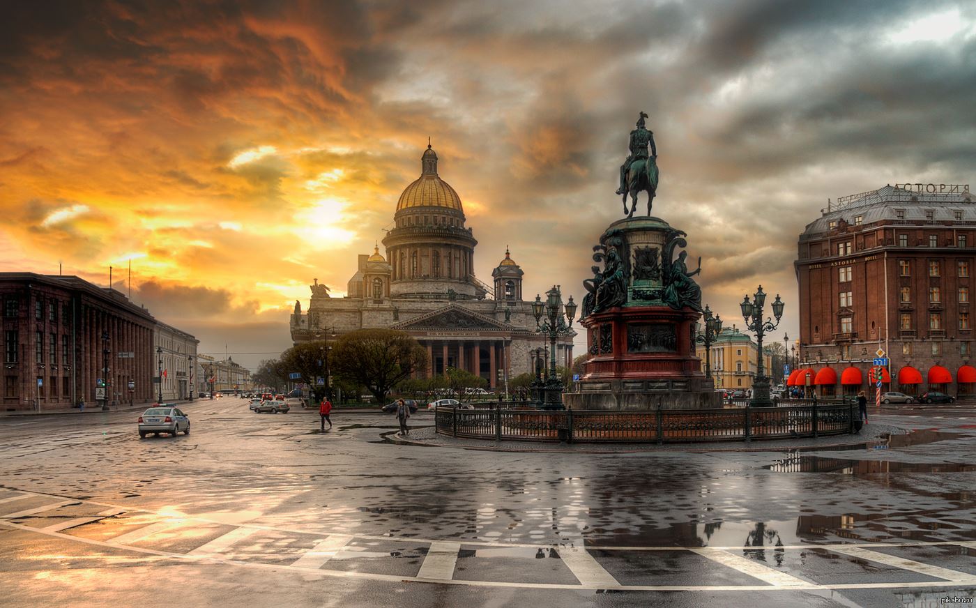 Исаакиевский собор в Санкт-Петербурге дождь