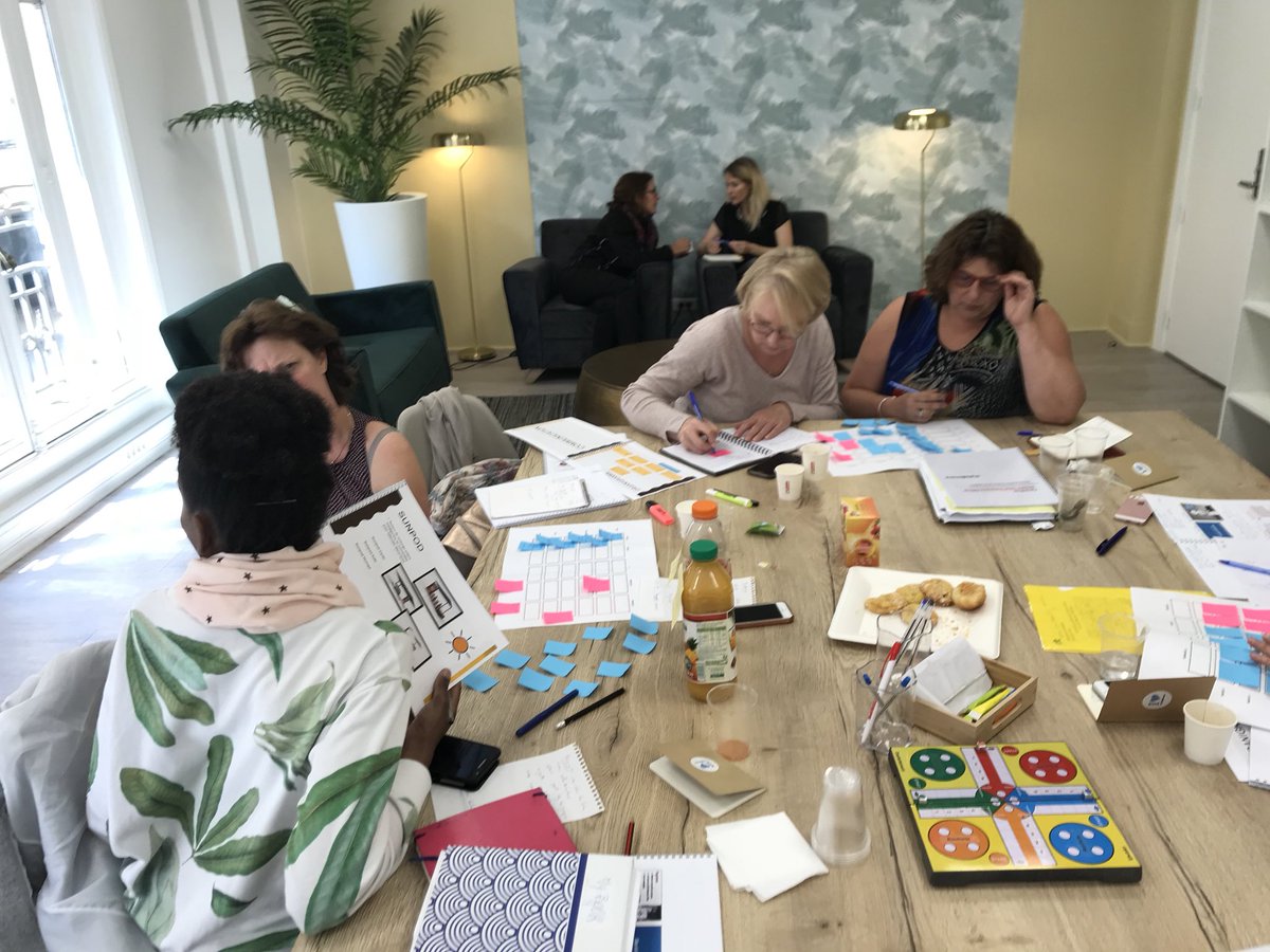 Elsinkytweet's tweet photo. On poursuit la formation avec un #seriousgame « 6 mois dans la vie d’un #chiefhappinessofficer ». Qui va gagner ? #QVT https://t.co/UcXEiITQK9