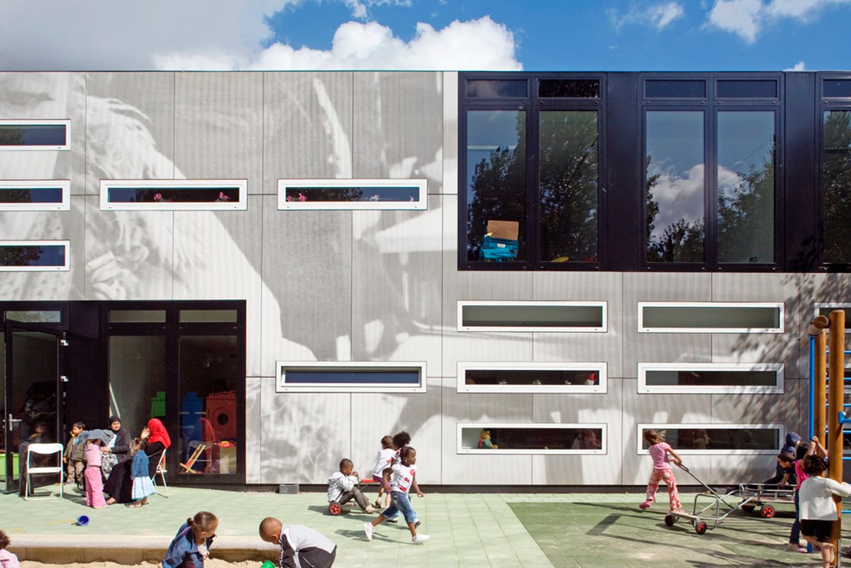 DuvilsGroup's tweet photo. Архитекторы SPEE architecten использовали современные возможности перфорации для создания рисунка. Стоит отметить, что с дальнего расстояния изображение видится четким и резким, а с более близкого мягким и размытым. 

Больше об HPL: https://t.co/UfRitE1A6n https://t.co/0g3Aj5HqiP