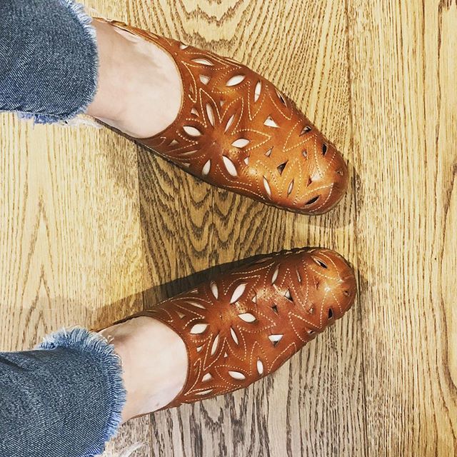 MLGkewvillage's tweet photo. Love these hand stitched leather mules from Spain they are SO cute! ♻️🌿 #recycledfashion #kewcommunityrecycles #leathergoods #artisanmade #sustainablefashion #slowfashion #mlg #savethechildren #donations #artisanquality #spanishmade https://t.co/GbWLlZpRk5