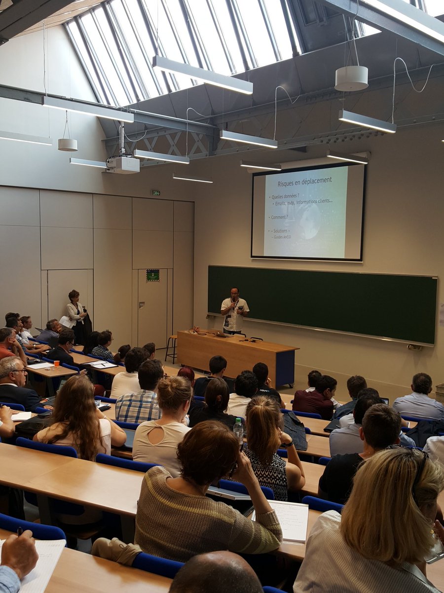 ECAMLaSalle's tweet photo. 1ere conférence avec Florian Gilet, cyber expert à la @Gendarmerie, qui présente un panorama de la #cyber délinquance dans les espaces ouverts.
#cybersecurity #ecamlyon #lamyne https://t.co/BOCNpXk3tz