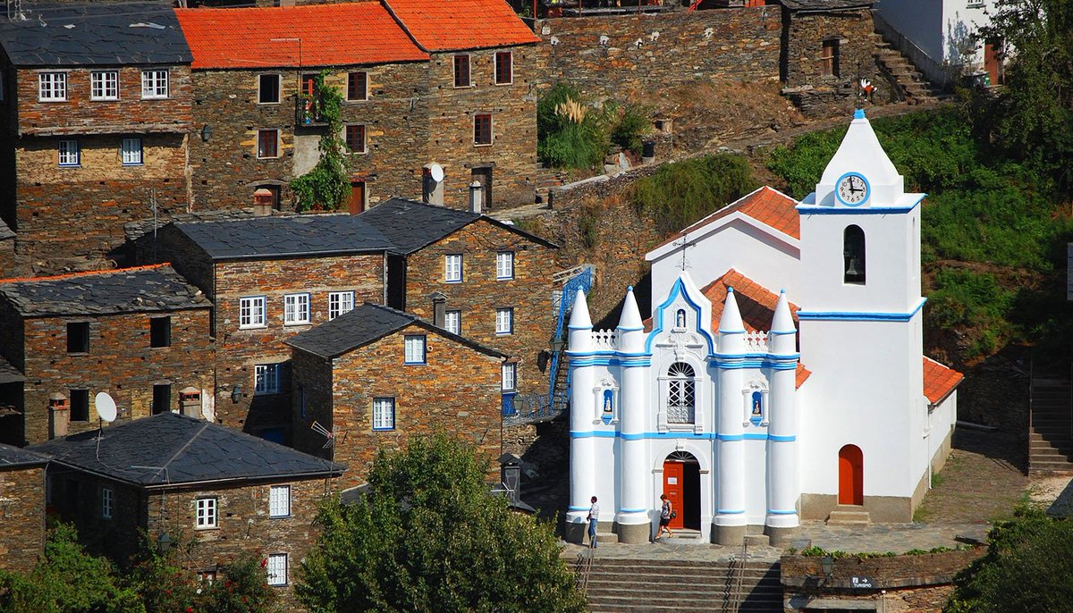 faceroute's tweet photo. Ao passares por #Arganil, vai à Aldeia do #Piódão! Há muito para ver, e é um local fantástico para aproveitar os ares da serra. Sabias que a Igreja Matriz é um dos poucos edifícios pintados de branco? Todos os outros são de xisto! https://t.co/uOelu6LpGb
#faceroute #portugal https://t.co/gbtdcFDiFG