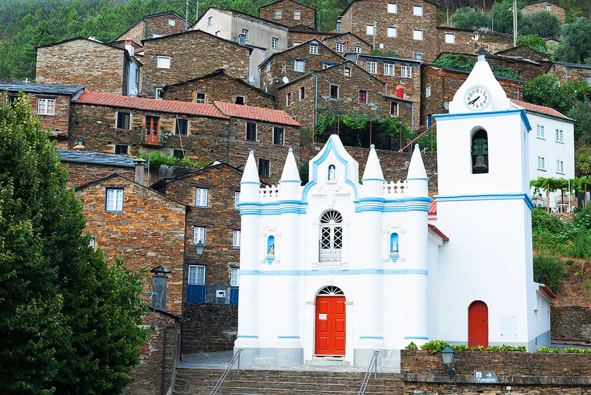 faceroute's tweet photo. Ao passares por #Arganil, vai à Aldeia do #Piódão! Há muito para ver, e é um local fantástico para aproveitar os ares da serra. Sabias que a Igreja Matriz é um dos poucos edifícios pintados de branco? Todos os outros são de xisto! https://t.co/uOelu6LpGb
#faceroute #portugal https://t.co/gbtdcFDiFG