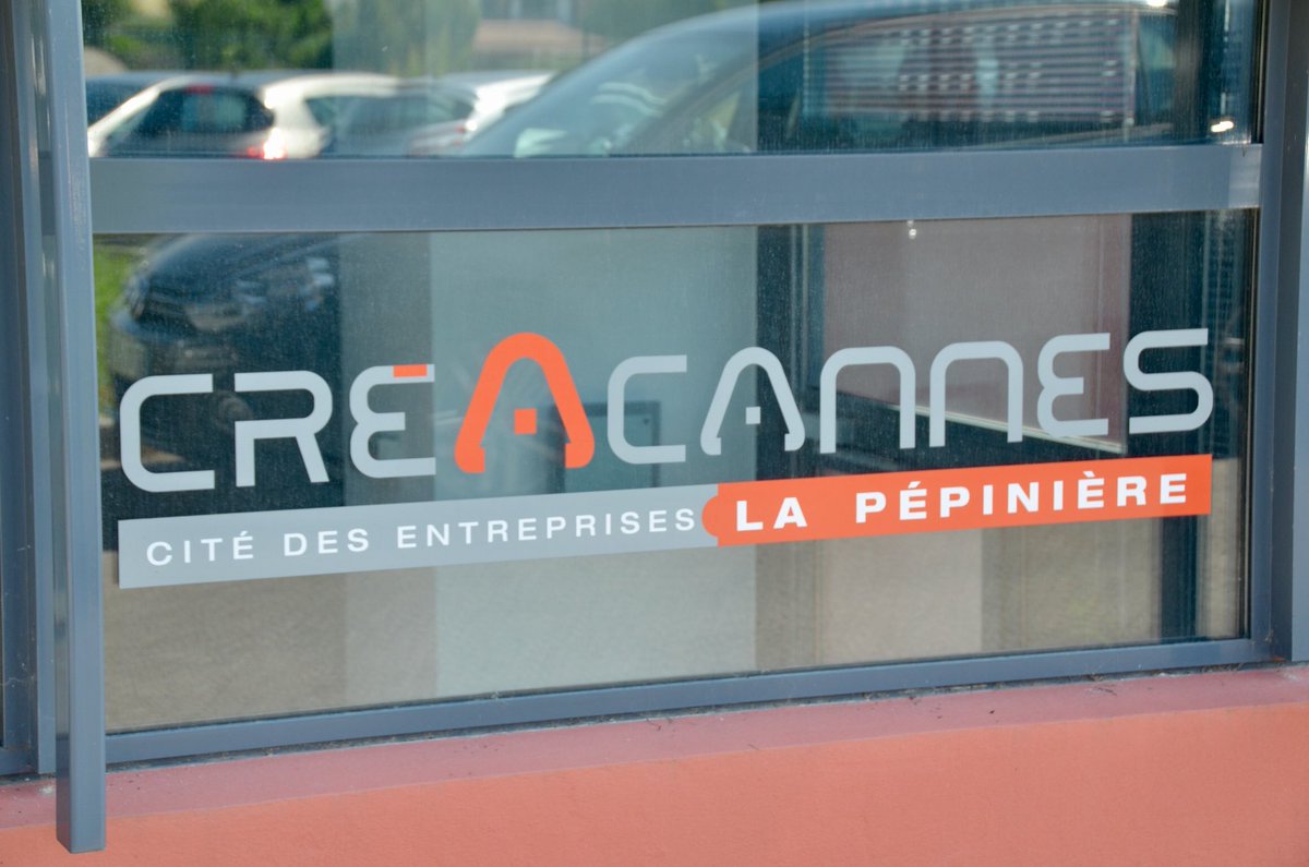 ecomnews_live's tweet photo. #Cannes A la pépinière #CreaCannes, @DavidLisnard, maire de @villecannes et Président de la @CACPLOfficiel, présente à @ca_ginesy, Président des @AlpesMaritimes , le projet du Pôle Universitaire qui englobe une Cité des #Entreprises https://t.co/VaGJh411Ml