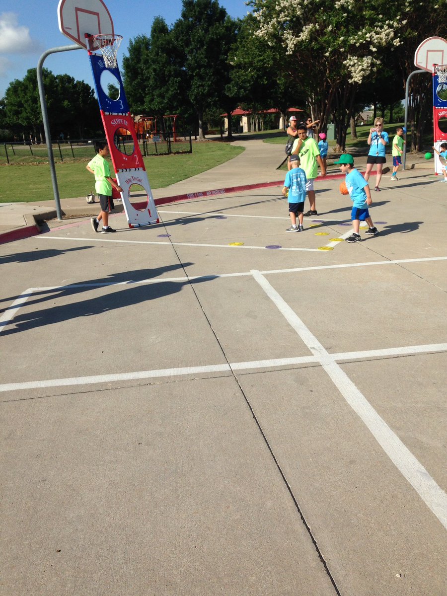 JuliWillis8's tweet photo. 5th Grade students being mini Coaches at Fisher Field Day with our Kinder friends!!!@FisherElem #schoolsalmostout!! https://t.co/dVSY2EwLvU