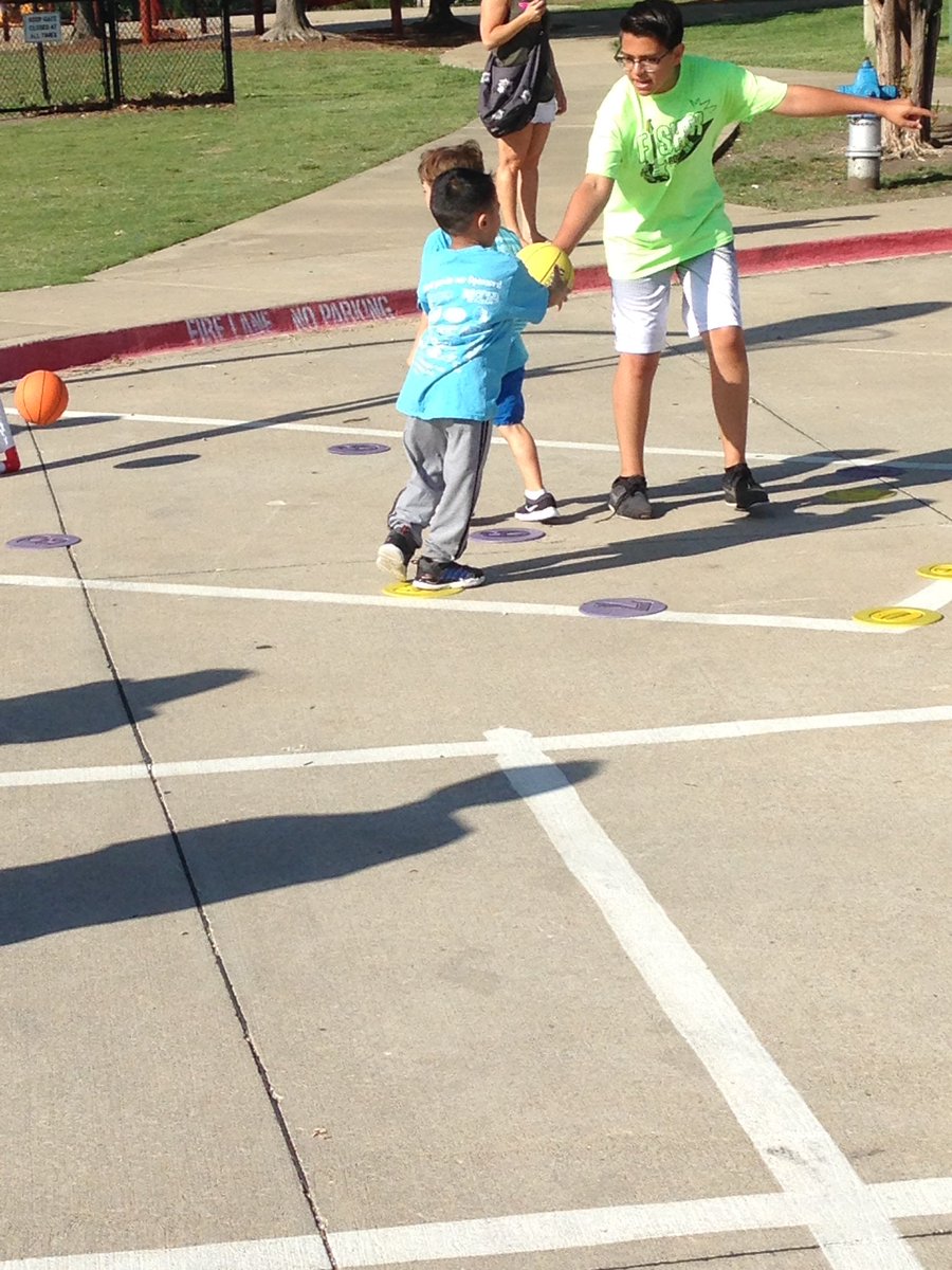 JuliWillis8's tweet photo. 5th Grade students being mini Coaches at Fisher Field Day with our Kinder friends!!!@FisherElem #schoolsalmostout!! https://t.co/dVSY2EwLvU