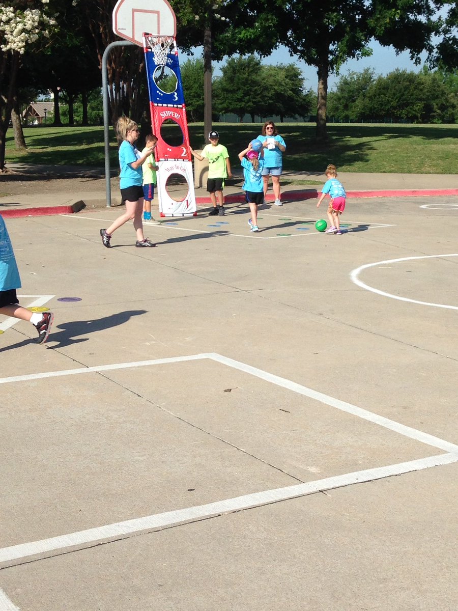JuliWillis8's tweet photo. 5th Grade students being mini Coaches at Fisher Field Day with our Kinder friends!!!@FisherElem #schoolsalmostout!! https://t.co/dVSY2EwLvU