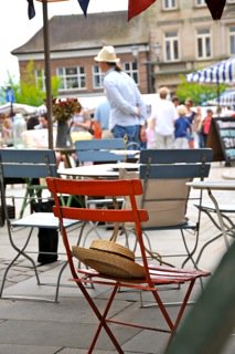 treaclemarket's tweet photo. Pimm's, prosecco, flowers, deck chairs, old gardening tools & a new stall selling rare and unusual plants. Forget Chelsea we've got it covered @treaclemarket this Sunday. #Macclesfield #gardens #plants #food #Vintage #craft https://t.co/KuXVdWltIv