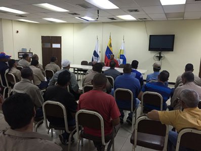 CVG Alcasa (@alcasa_cvg) on Twitter photo El presidente de Alcasa, <a href="/AHidalgo67/">Arquimedes Hidalgo</a>, realizó un encuentro con los trabajadores de la Planta Extrusora, para indicar las nuevas orientaciones de trabajo. Entre las que destacan el presupuesto de arranque y culminación de los proyectos Pintura y Nitruración #PuebloUnidoConMaduro El presidente de Alcasa, <a href="/AHidalgo67/">Arquimedes Hidalgo</a>, realizó un encuentro con los trabajadores de la Planta Extrusora, para indicar las nuevas orientaciones de trabajo. Entre las que destacan el presupuesto de arranque y culminación de los proyectos Pintura y Nitruración #PuebloUnidoConMaduro