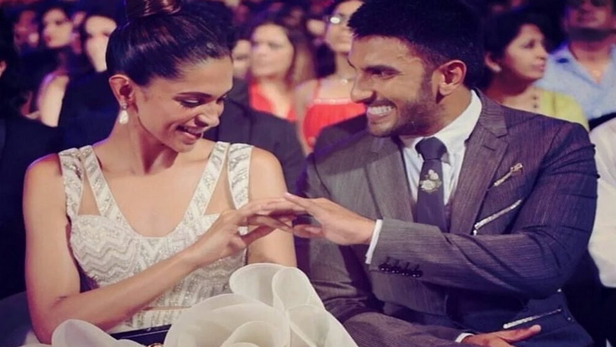 newstofacts's tweet photo. Recent Report: Ranveer Singh and Deepika Padukone are going to marry in Mumbai on November 19 #DeepikaandRanveer #DeepikaandRanveerwedding #DeepikaPadukone #DeepikaPadukonewedding #HimeshReshammiya #NehaDhupia #RanveerSingh #RanveerSinghwedding #SonamKapo https://t.co/WERaY5pA8t https://t.co/90TeUYFpdh