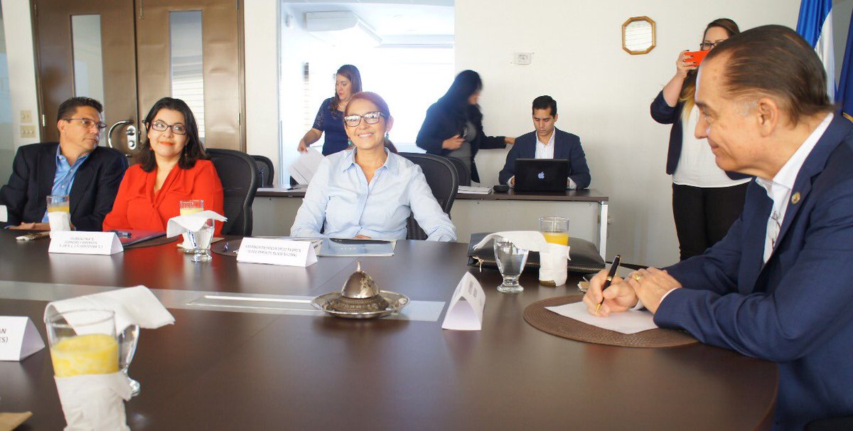 ccithn's tweet photo. #ConversandoconelPresidente. En desayuno de nuevos socios Pdte de @ccithn Guy de Pierrefeu y Direc Ejec. @rmedinahn dialogan con empresarios con el fin de conocer y dar respuesta a necesidades de empresarios valientes que con su esfuerzo y dedicación transforman a Honduras https://t.co/xAUeW43YgD