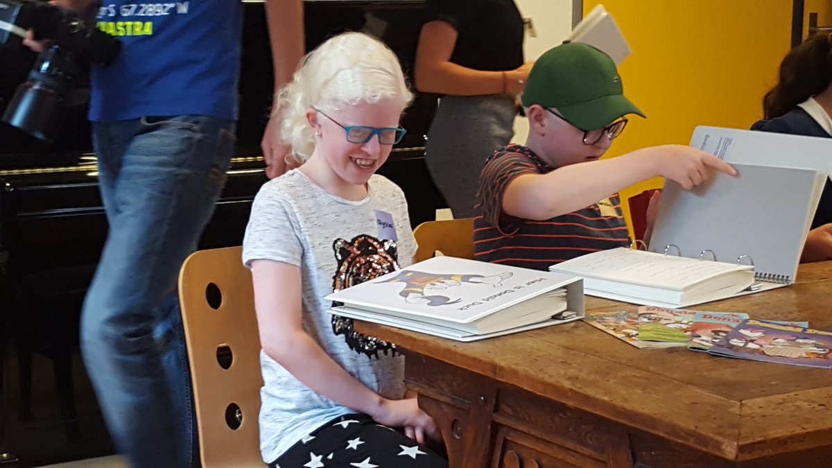 Kinderen van <a href="/KonVisio/">Koninklijke Visio</a> school in Huizen zijn super enthousiast over braille <a href="/DonaldDuckNL/">Donald Duck</a>