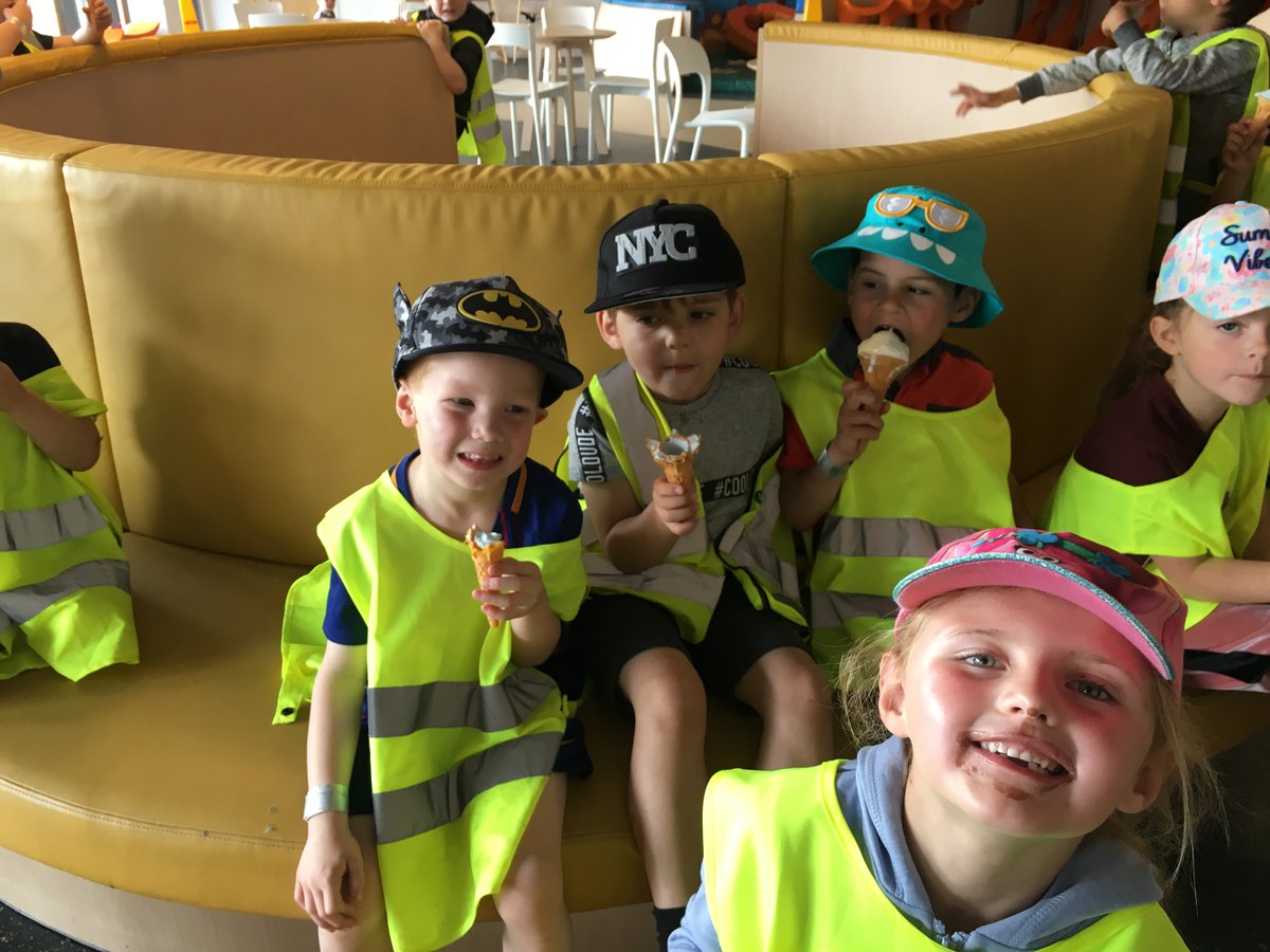 DeePointPrimary's tweet photo. Ice creams for everyone 🍦 #MessyFaces https://t.co/nQefFuoIOE