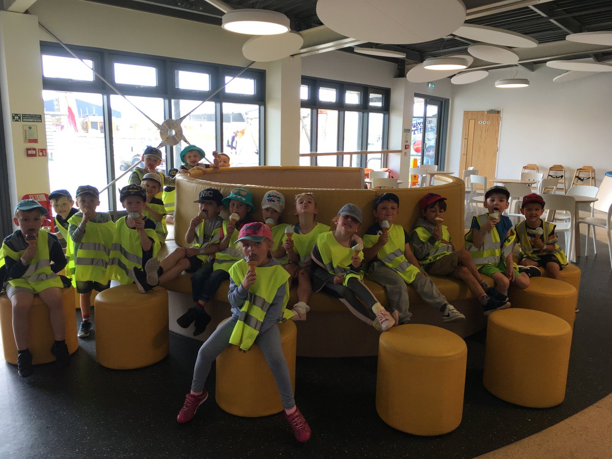 DeePointPrimary's tweet photo. Ice creams for everyone 🍦 #MessyFaces https://t.co/nQefFuoIOE