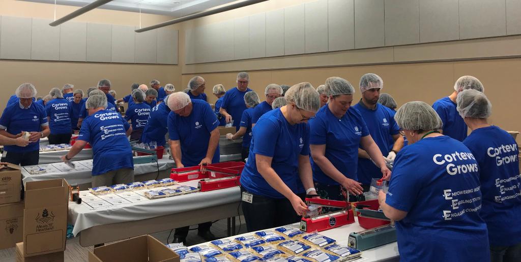 corteva's tweet photo. Did you know that close to 1 billion people do not have enough to eat? For #WorldHungerDay, 500 Corteva employees and 100 interns in Johnston, Iowa packaged 150,000 meals this week for @MftH, to feed hungry people around the world. https://t.co/BFy0WSXR9b #LifeAtCorteva https://t.co/QDzyKDB2W6
