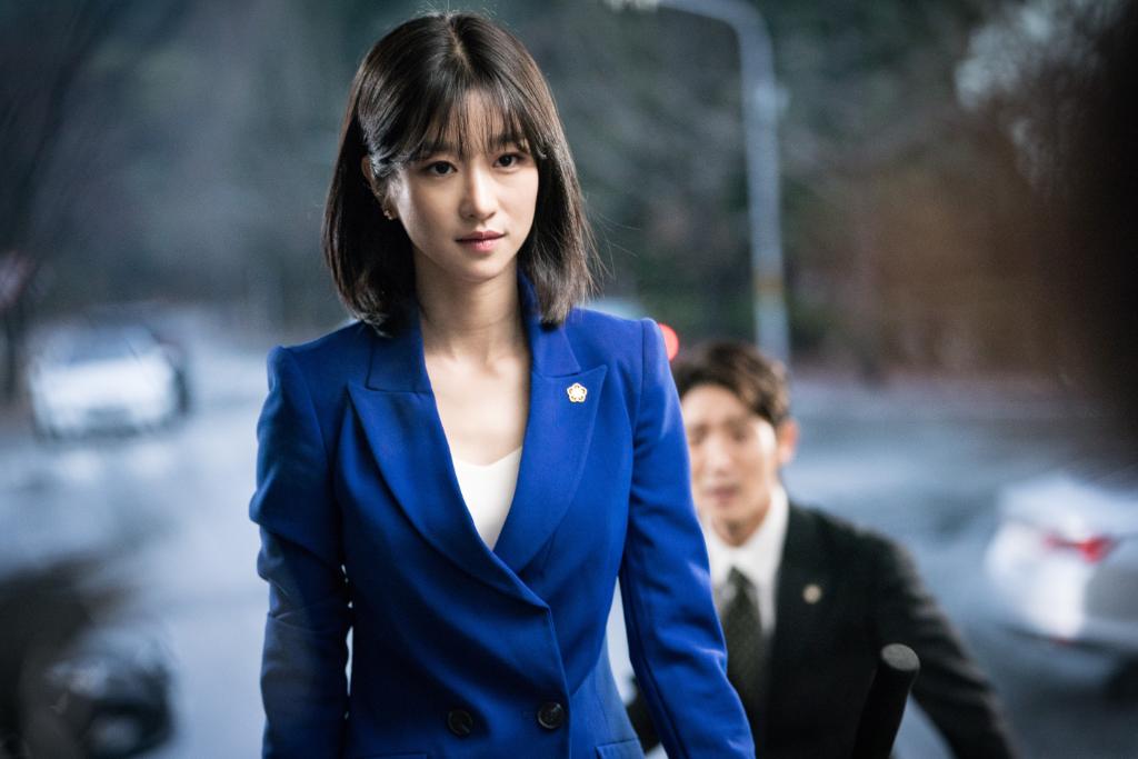 StarHub's tweet photo. Would you play dirty to win a case? #LeeJoonGi plays a ruthless 'gangster' lawyer who wants to avenge his mother's death - will he succeed? #LawlessLawyer premieres 26 May, every Sat, 9.45pm on Hub VV Drama (HD) Ch 855 or stream it on Go Select on #StarHubGo. #HappyMeTime https://t.co/NJYuniXrIS