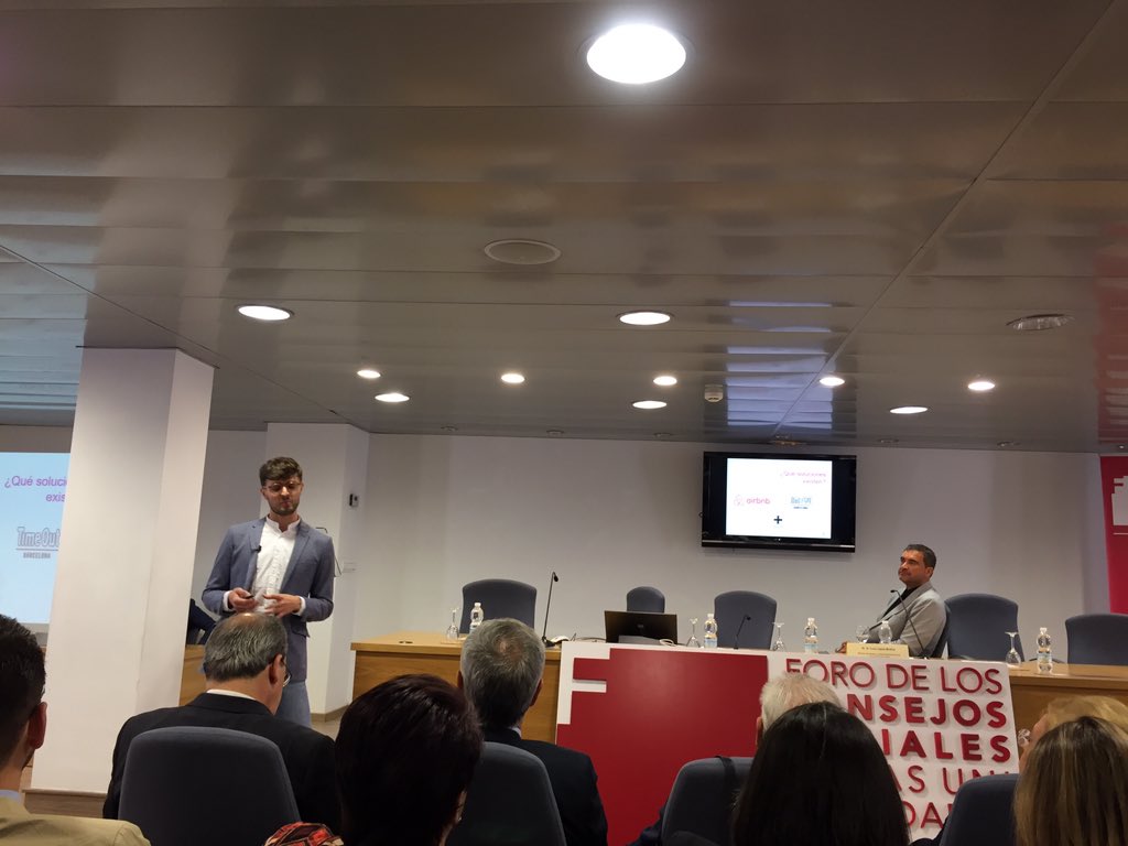 JMPrietoPastor's tweet photo. @thuiis_ potenciando el #Ocio #Turismo en su presentación de IV Foro de #inviertlab en la @unisevilla https://t.co/wCBdJGuJdZ
