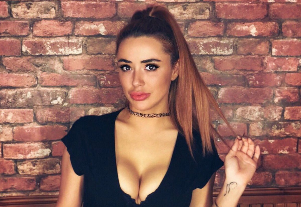 In 60 minutes, @alexabrookex will be stripping off for you! ⏰
Go here at 12pm 😉👇 
https://t.co/QmCelIn9E7 https://t.co/3ulfZsxkrx