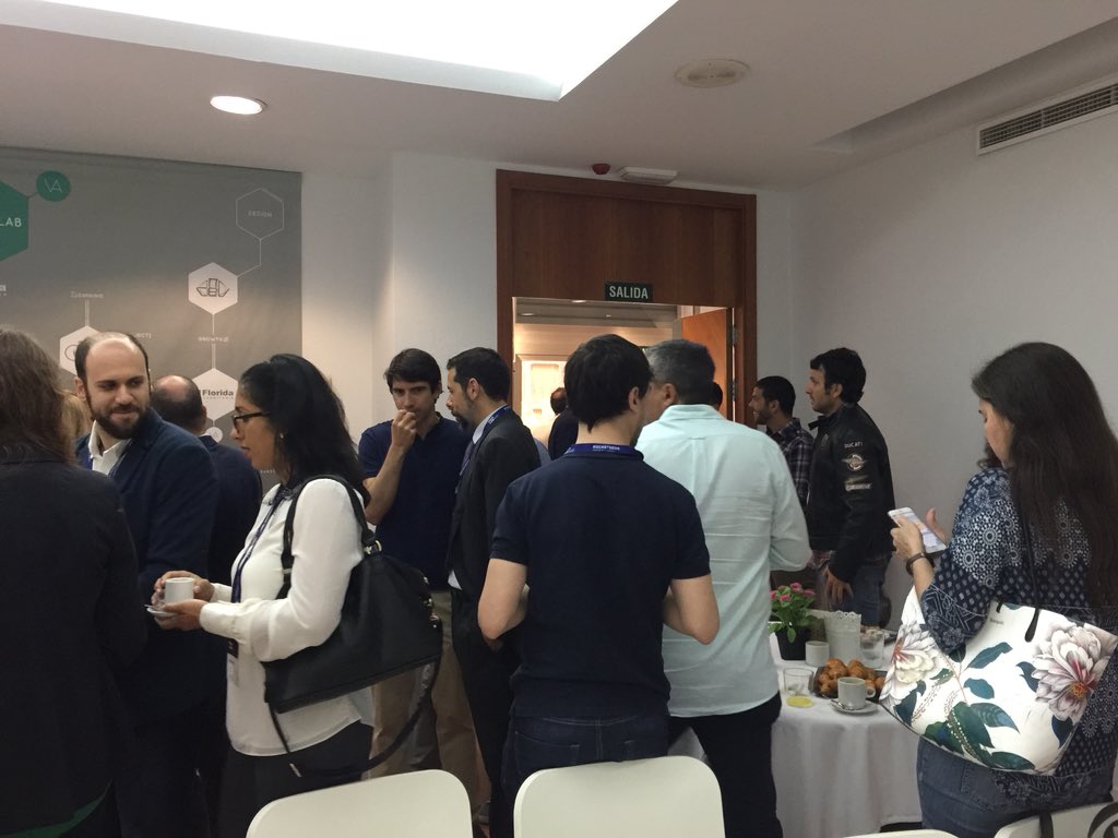 Techlabtravel's tweet image. Coffee Break ☕️🍩en  #techlabvalencia increíble oportunidad para interactuar entre profesionales del sector turístico ☺️