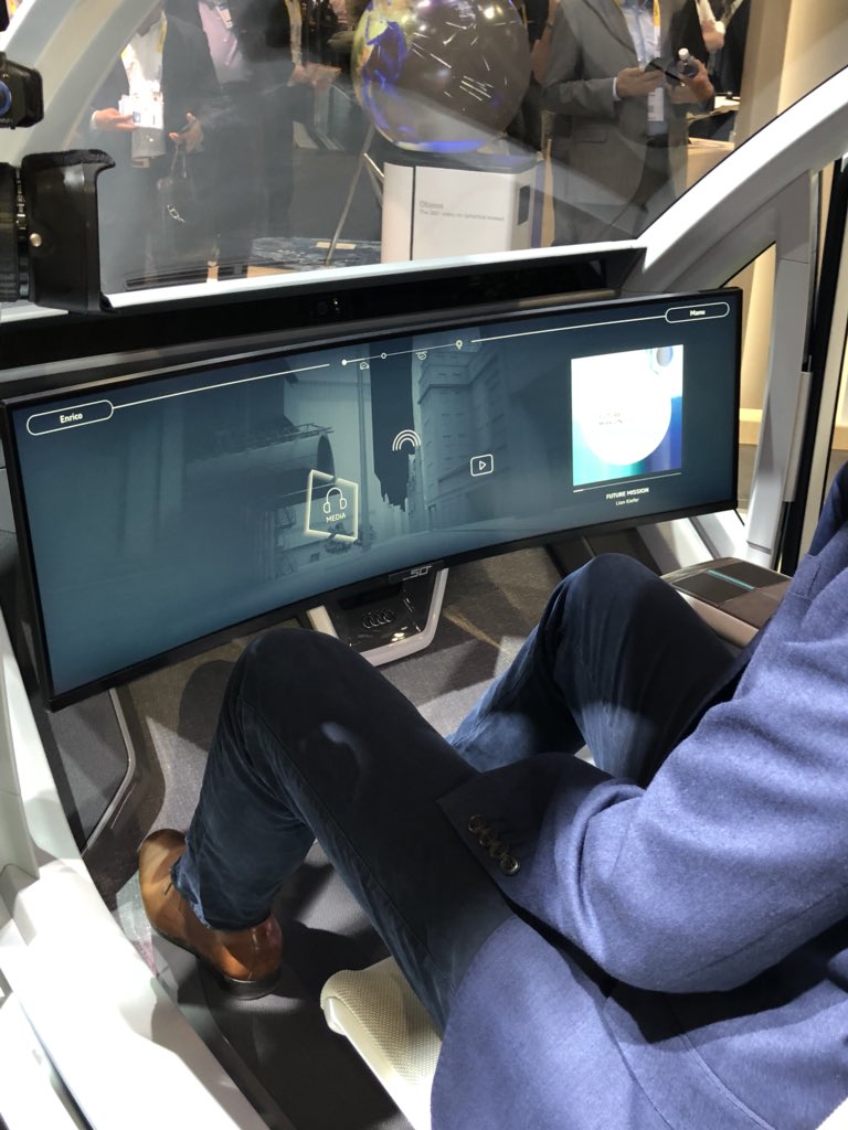 ArnaultChatel's tweet photo. Expérience de dingue merci @Airbus et @microsoftfrance @HUBInstitute pour ce tour #vivatech https://t.co/DezG7vddPQ