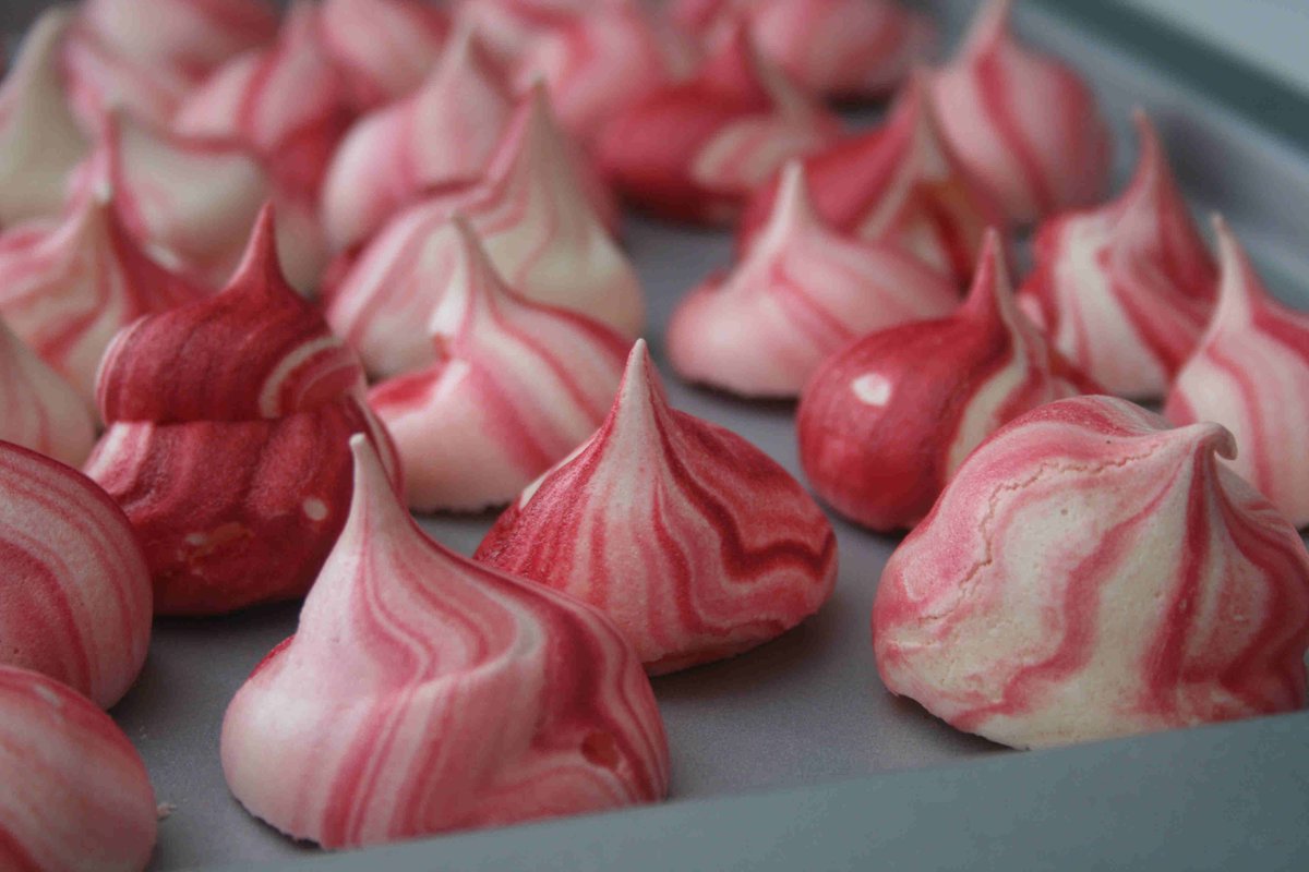 We love these colourful meringue kisses - they make a great addition to any dessert and are fun for kids to make! bit.ly/2vrZ4gT #coolmumclub @Mummuddlingthru @motherhoodreal #cookingwithmykids