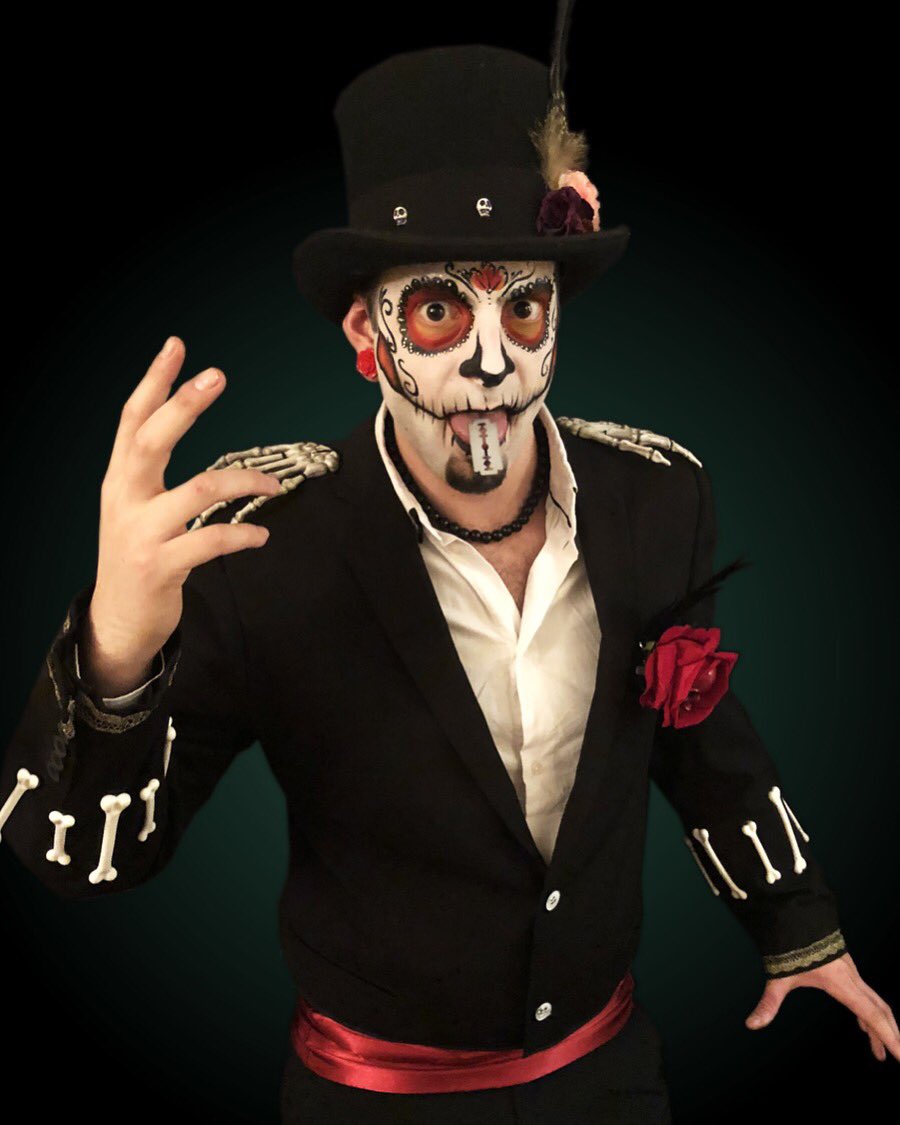 CircoMuerto's tweet photo. Eating razorblades is 1 of many specialised skills our host has!DO NOT TRY THIS AT HOME #circomuerto #razorblade #sharp #razorsharp #dangershow #nightclub #nightclubshow #dayofthedead #diadelosmuertos #bookingnow #sugarskull #sugarskullfacepaint #mexico #throwbackthursday #tbt https://t.co/B0WAHV57Fv