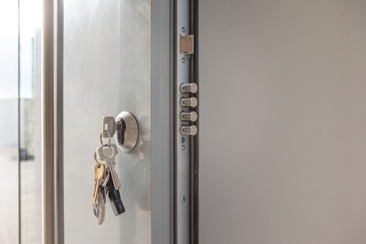 Oryxdoors's tweet image. Bifold doors with superior locking. As so many folding doors are installed at the rear of the home, peace of mind security is paramount
#multipointlocking #deepthrowhooks #fullheightfaceplates #antibumpcylinders.
Beautiful, functional &amp;amp; highly secure. http://www/oryxdoors.com/fsd