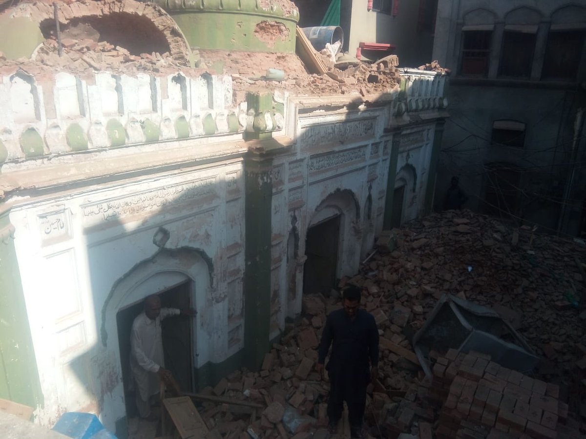 ImamGreece's tweet image. #AhmadiyyaPersecution 

Ahmadiyya Mosque Baitul Mubarak in Sialkot attacked by Muslim Mob. Minaret &amp;amp; Dome vandalised.

State backed persecution of Ahmadi Muslims continue in #Pakistan

#AhmadiMosqueattack