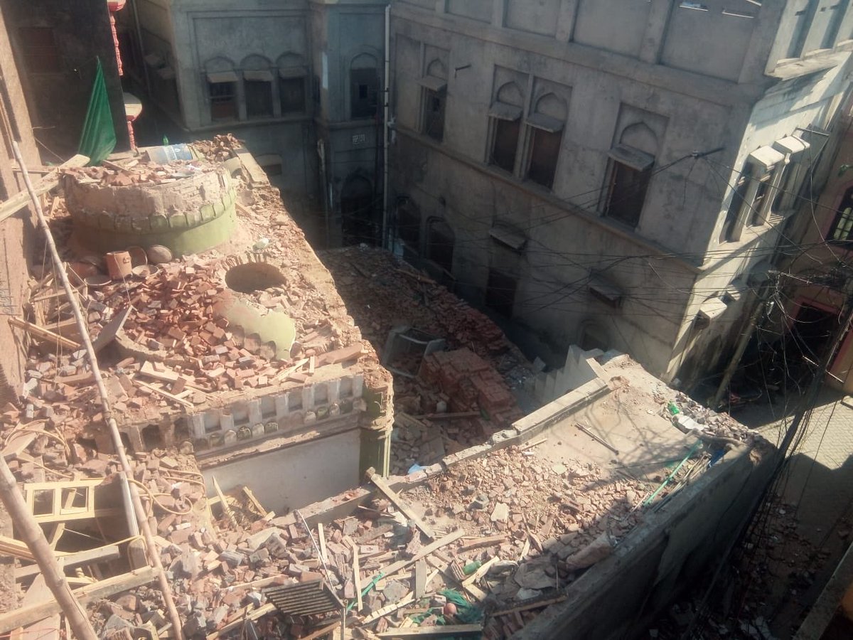 ImamGreece's tweet image. #AhmadiyyaPersecution 

Ahmadiyya Mosque Baitul Mubarak in Sialkot attacked by Muslim Mob. Minaret &amp;amp; Dome vandalised.

State backed persecution of Ahmadi Muslims continue in #Pakistan

#AhmadiMosqueattack