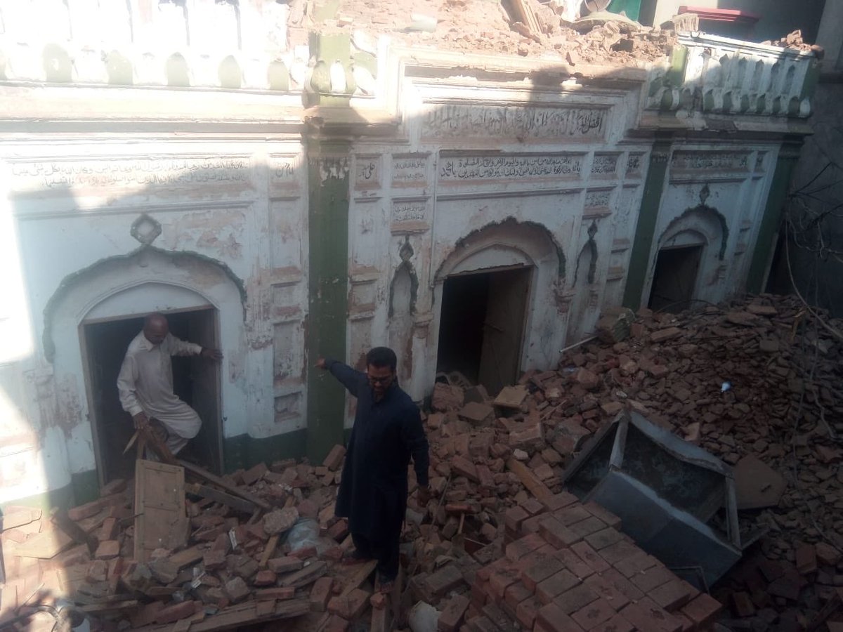 ImamGreece's tweet image. #AhmadiyyaPersecution 

Ahmadiyya Mosque Baitul Mubarak in Sialkot attacked by Muslim Mob. Minaret &amp;amp; Dome vandalised.

State backed persecution of Ahmadi Muslims continue in #Pakistan

#AhmadiMosqueattack