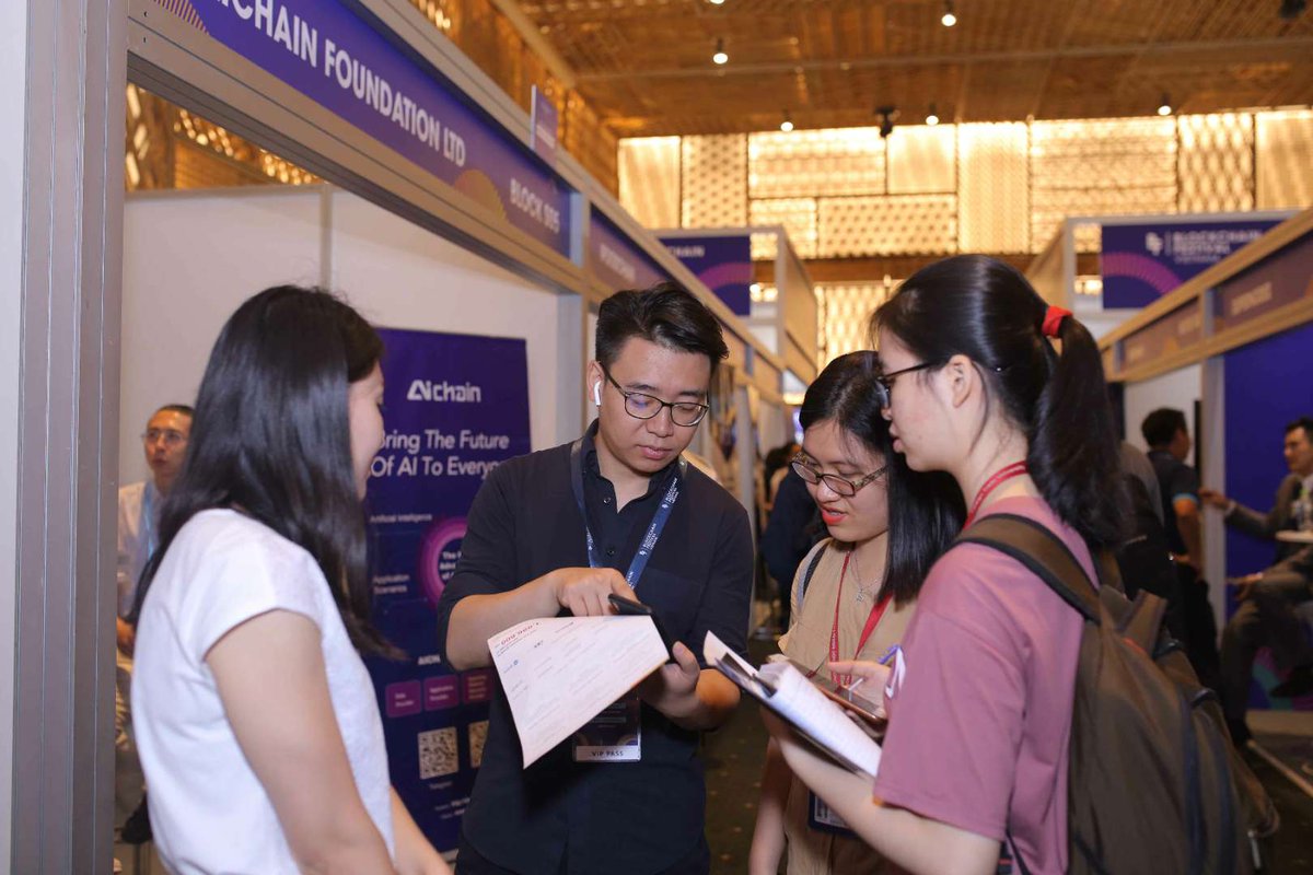 YeeCoOfficial's tweet photo. Day 1 at #BlockchainFestivalVietnam has been fruitful to Yee team. Nice to talk about blockchain and introduce #Yeeproject to the friends around the world. Look forward to seeing you tomorrow. https://t.co/ESHVlj7wfp