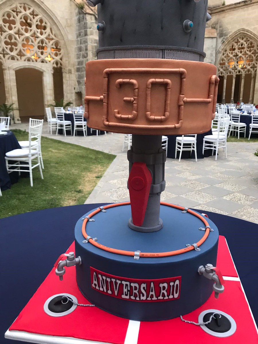 hidroten's tweet photo. Ayer Hidroten asistió a la cena del 30 aniversario de su cliente amigo #Tubesan. #Behidroten https://t.co/bkxJ1CfYTo
