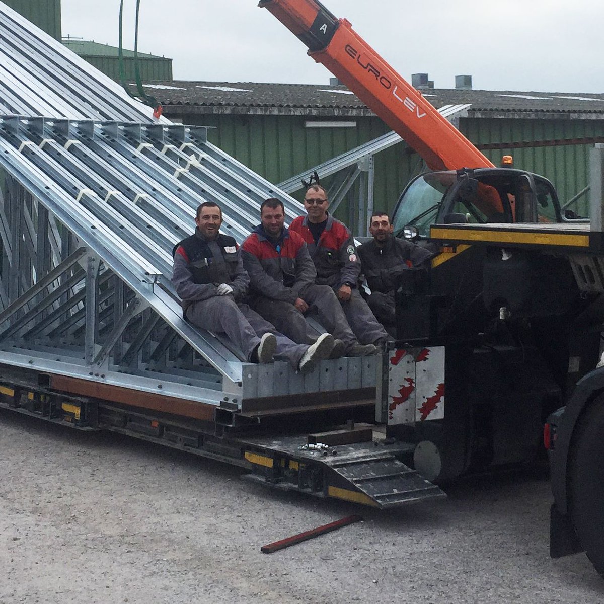 GroupeARKAL's tweet image. ÉQUIPE 👨‍🏭 | Un chargement emblématique pour un chantier de renom. Chez ARKAL, la cohésion de l'équipe est essentielle. Elle contribue à booster la performance via la coopération, la solidarité et la confiance. #espritdequipe #cohesion #ARKAL #groupeARKAL #chantier