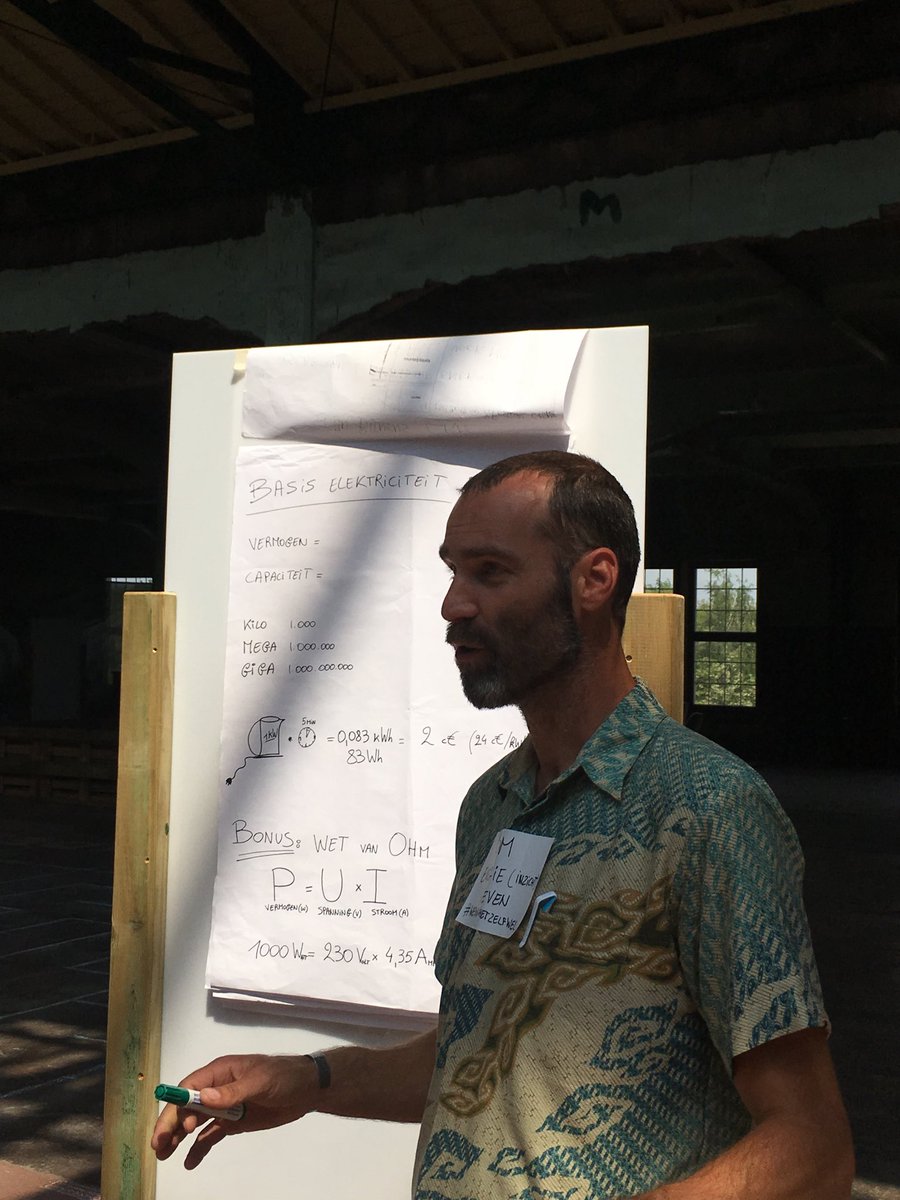 schoolbytesbe's tweet photo. Learning Snack van @TomNijsen op de #techboostcamp van @t2-campus over energie. #Oldschoolinstructiewerktsomshetbeste https://t.co/lBMNJb80Bd