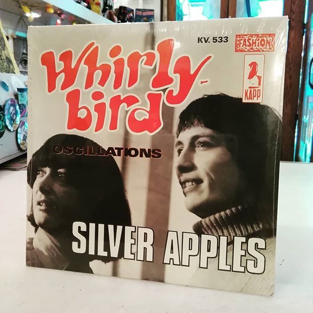 laintegral25's tweet photo. Carameilito del día: reedición del primer single de los enormes Silver Apples, 'Whirly Bird / Oscillations', lanzado en 1968 por Kapp Records. #silverapples #oscillations #kapprecords #laintegralmadrid #laintegral #laintegral25 #barriodelasletras #barrio… https://t.co/GQQVjdaiEs https://t.co/Gl9dfTTuN8
