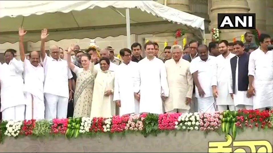 jagmoha35891260's tweet image. #हैरानकुन 
😆
भइये!
मैने सुना हैगा
इस दफा बंगलौर में
😁
बेगानी शादी में कई
अब्दुल्ले और अब्दुल्लियाँ
लुंगी डांस कर रिये हैंगे।
और😂
मजे की बात ये हैगी
कि
सब के सब 2019 में
भारत के PM बन रिये हैंगे।
🤣
#ModiFor2019 
#ModivsAll