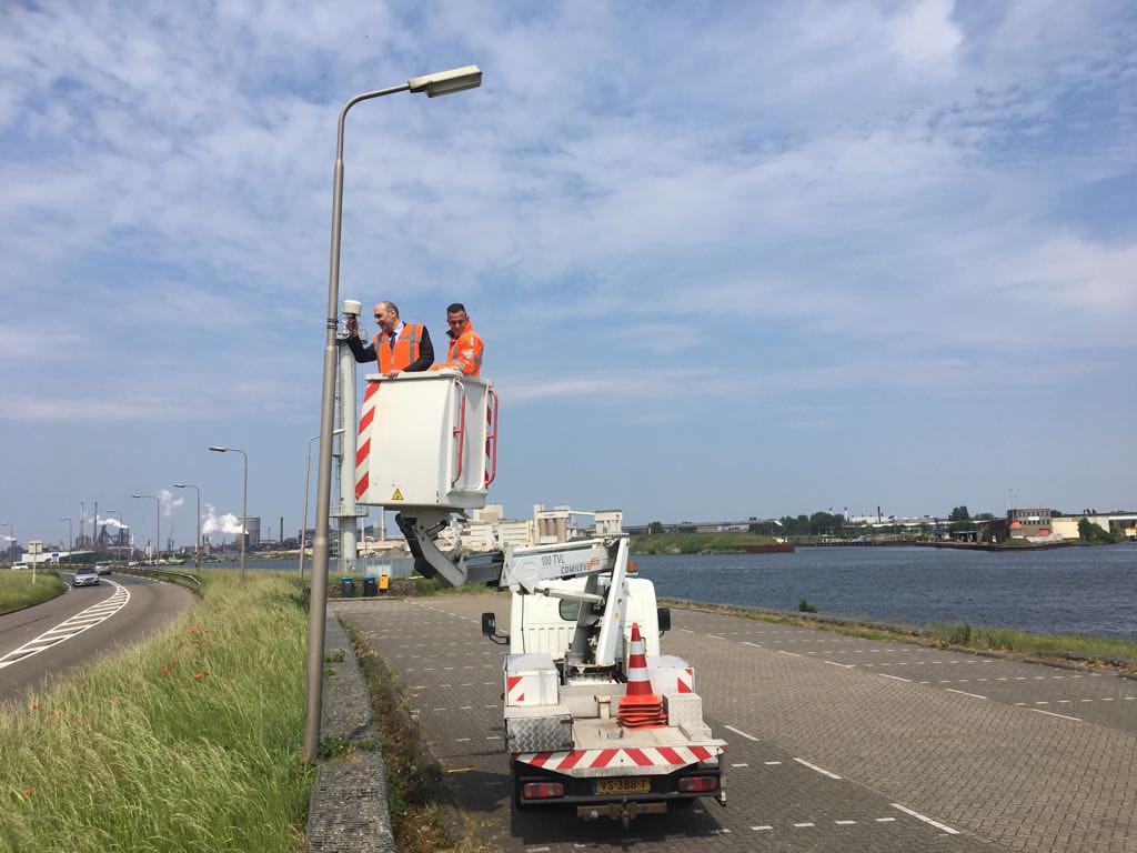 TekinAdnan's tweet photo. De eerste van de 40 extra E-Noses opgehangen bij het pontplein te Velsen. Er komt hiermee een dekkend netwerk voor NZKG en A’dam Rijnkanaal.  Hierdoor kunnen we het verbod op varend ontgassen beter handhaven. #gezondeleefomgeving https://t.co/nMrqOQK8jF