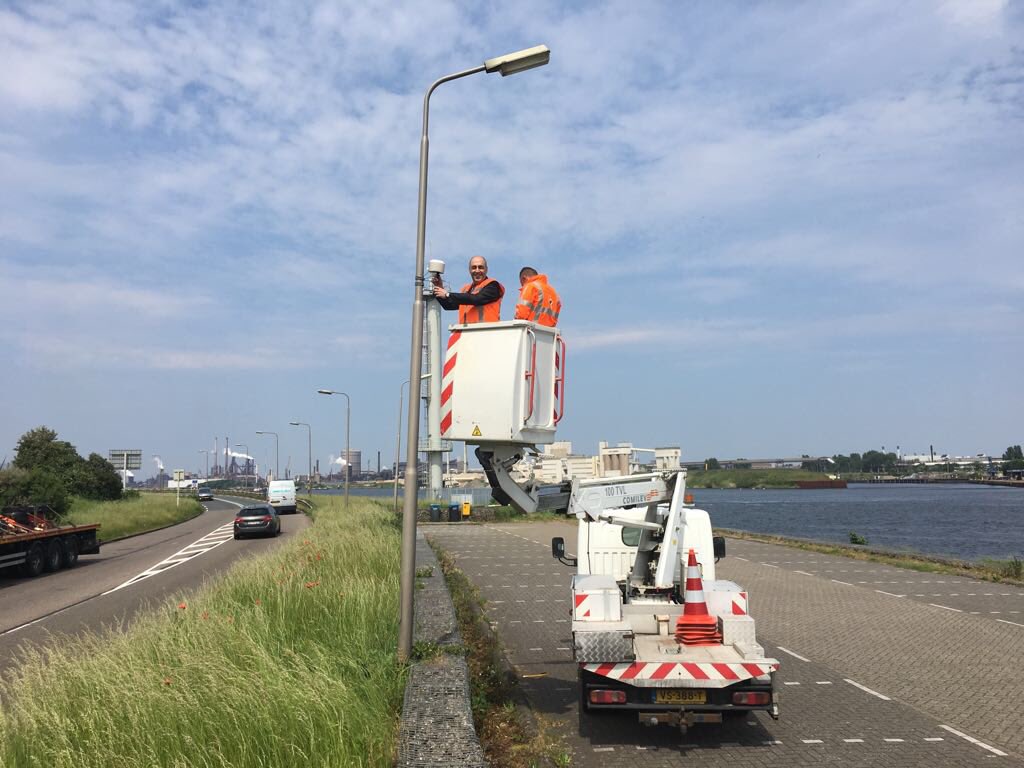 TekinAdnan's tweet photo. De eerste van de 40 extra E-Noses opgehangen bij het pontplein te Velsen. Er komt hiermee een dekkend netwerk voor NZKG en A’dam Rijnkanaal.  Hierdoor kunnen we het verbod op varend ontgassen beter handhaven. #gezondeleefomgeving https://t.co/nMrqOQK8jF