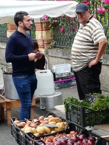 RLZ82's tweet photo. Sur le marché de #Castelsarrasin pour défendre le pouvoir d’achat des retraités matraqués par la politique fiscale du président Macron.
Avec @thierryviallon, Louis Galvani et les militants #FN82
#TarnetGaronne https://t.co/uQDOSB6Hag