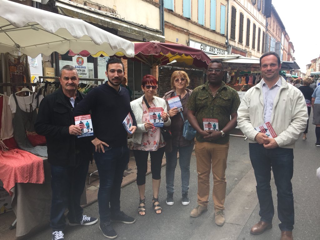 RLZ82's tweet photo. Sur le marché de #Castelsarrasin pour défendre le pouvoir d’achat des retraités matraqués par la politique fiscale du président Macron.
Avec @thierryviallon, Louis Galvani et les militants #FN82
#TarnetGaronne https://t.co/uQDOSB6Hag