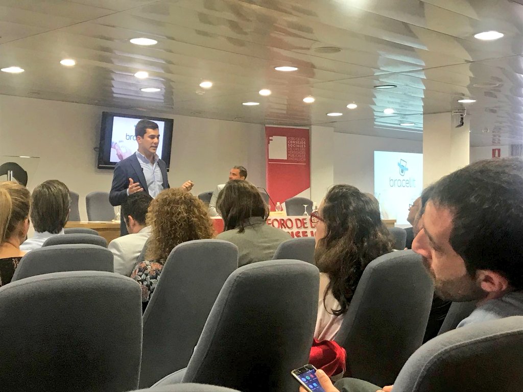 UGRemprendedora's tweet photo. 🗣️Grandes presentaciones por parte de los 6 proyectos presentados en el IV Foro #invierTLab ¡Enhorabuena por las soluciones reales que nos habéis presentado! https://t.co/a07NYebANt