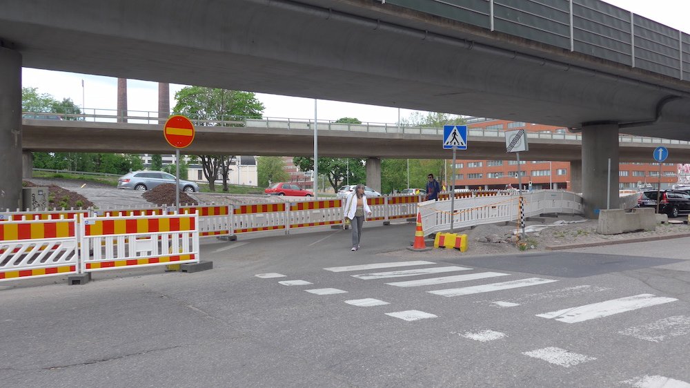 cyclite's tweet photo. Hei @HelsinkiKymp mikähän tämän väylän juridinen status on? Kummassakaan päässä ei ole määrittävää liikennemerkkiä. Täällä tulee ajoittain autoja vastaan. Paikka Suvilahti metrosillan alla. #helpalaute https://t.co/E57YmyNyvQ