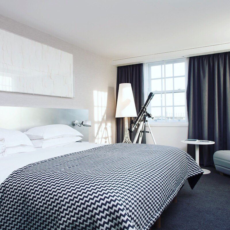 Crisp white bedlinen, design details at every turn, and views over Edinburgh's historic Old Town - add in today's glorious sunshine and it's the perfect destination for a bank holiday trip #myradissonescape
.
.
#edinburgh #hotel #RadissonBlu #Bankholiday #royalmile